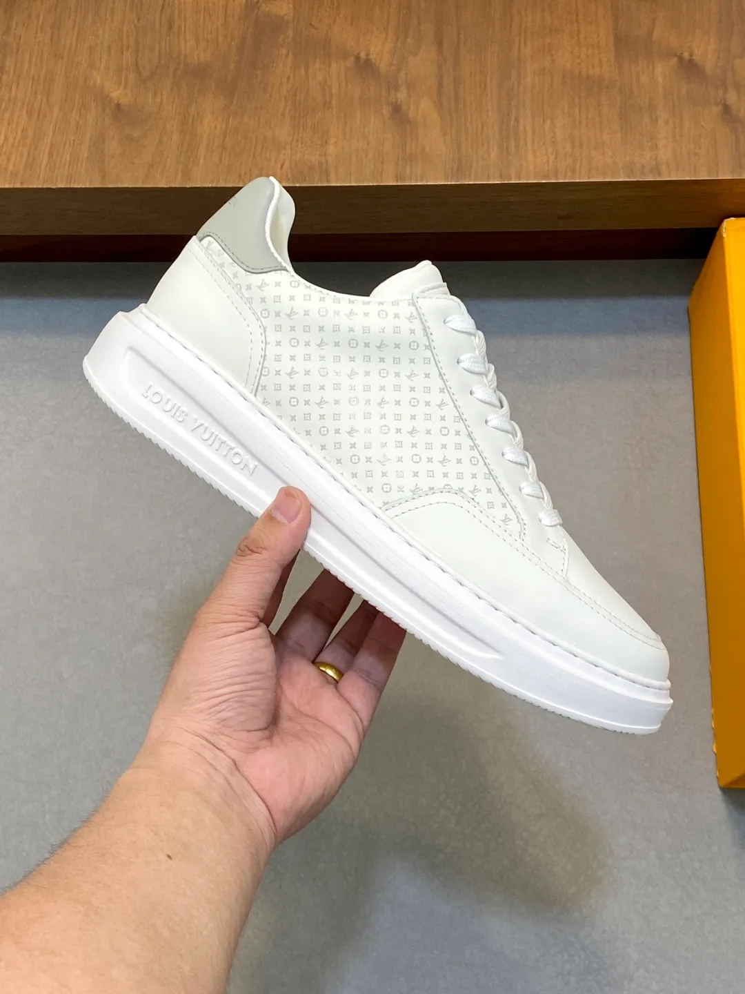 Factory price: 400💰LV🆕 New men's high-end casual sports shoes, using imported first-layer cowhide silk-screened brand lougou, original ultra-light men's shoes 💰u outsole, wear-resistant and comfortable, Monogram lougou embellished rubber outsole, breathable mesh lining, versatile classic style! Size: 38-44 (.45, 46 customized)